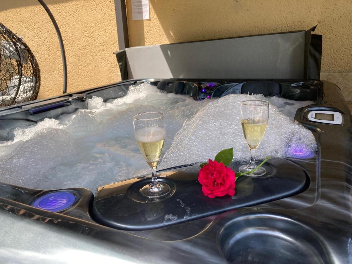 Gite Des Combes Blanches Avec Piscine Et Jacuzzi Frayssinet-le-Gélat Eksteriør bilde